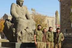 Երիտասարդ կամավորները մայրաքաղաքից եկել էին Սիսիան, որպեսզի ռազմաճակատ մեկնեն Աշոտ Մինասյանի հրամանատարությամբ