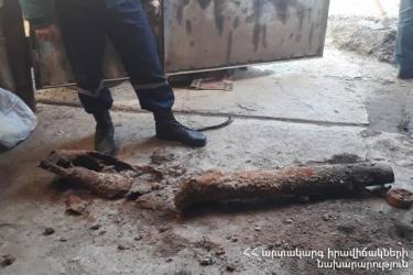 Սակրավորները զորամաս են տեղափոխել  Սյունիքի մարզի Տեղ գյուղի ավտոտնակներից մեկում նկատված արկը