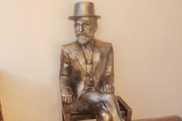 Հովհաննես Թումանյանի թբիլիսյան տանը բացվել է բանաստեղծի արձանը