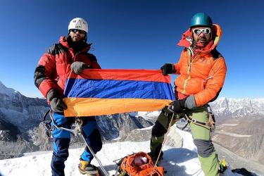 Հայ լեռնագնացը բարձրացել է աշխարհի ամենաբարձր լեռան գագաթը և ծածանել Հայոց եռագույնը