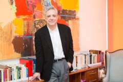 Մարդը գնացել է Եվրոպական խորհրդարանում պատմում է` եկեղեցու եպիսկոպոսները խախտել են ինչ-որ իրեն հայտնի հոգևոր կանոններ, ազդեցության գործակալներ են և ուզում են խանգարել իր «խաղաղությանը»․ Օսկանյան