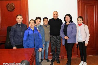 Մարզպետի հյուրերը «Իրազեկ դպրոցականներն» էին