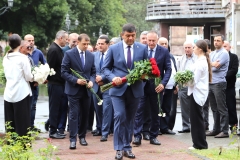 Ծաղկեդրում Արամ Մանուկյանի եւ Պողոս Տեր-Դավթյանի կիսանդրիների առջև