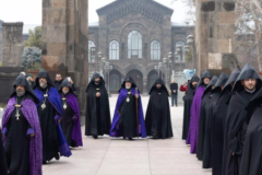 Ագրեսիա է հայության հոգևոր կենտրոնի դեմ. քաղաքական ուժերը՝ կաթողիկոսի դեմ քրգործի մասին