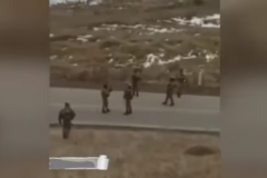 Ադրբեջանցի զինվորները Սոթքի անցակետի մոտ «Ալլահ աքբար» են գոռում հայ զինվորների ուղղությամբ