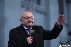 Թանկագի՛ն մայրեր, խոնարհվում ենք Ձեր առջև, հերոսներին կերտողը դուք եք. Վազգեն Մանուկյան