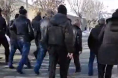 Մի խումբ մարդիկ բողոքի ակցիայի են դուրս եկել ընդդեմ Սիսիանի Սբ Գրիգոր եկեղեցու հոգևոր հովվի, որը հրաժարվել էր Փաշինյանի ձեռքը սեղմել (տեսանյութեր)