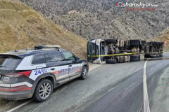 Տաթև-Լծեն ճանապարհին իրանական բեռնատարը, դեռևս անհայտ հանգամանքներում, կողաշրջվել է