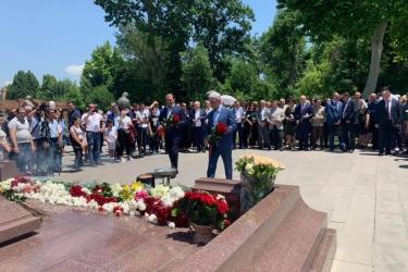 ՀՀԿ անդամները՝ Սերժ Սարգսյանի գլխավորությամբ հարգանքի տուրք են մատուցում Անդրանիկ Մարգարյանի հիշատակին