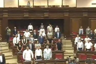 Պատգամավորները մեկ րոպե լռությամբ հարգեցին երկու վթարների զոհերի հիշատակը