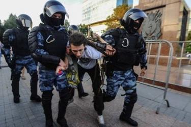 Մոսկվայի ոստիկանությունը ցրել է հավաքը հիվանդանոցի մոտ, որտեղ բուժօգնություն է ստանում Նավալնին