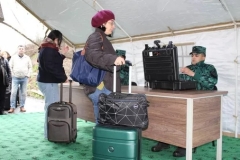 Հայ քաղհասարակության ներկայացուցիչները ցամաքային սահմանով մեկնել են Ադրբեջան