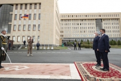 Հայաստան է ժամանել Իրաքի պաշտպանության նախարարը և փաստաթուղթ ստորագրել Հարությունյանի հետ