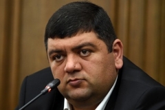 Շատ անսպասելիորեն ՊՆ–ից հրաման իջեցվեց՝ թողնել դիրքերը և անցնել ՀՀ սահման, ինչը մեզ համար լուրջ խնդիրներ է առաջացրել. թշնամին բնակելի հատվածից 100 մետր է հեռու․ Կապանի համայնքապետ (տեսանյութ)