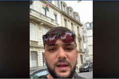 Մեր պատասխանը՝ «ձեր ծիրան ճզմելուն». Հայ երիտասարդը «Մեր հայրենիք» է երգում Փարիզում Ադրբեջանի դեսպանատան մոտ /տեսանյութ/