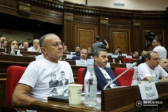 ԱԺ առաջին նիստը հարթ չի ընթանում, իշխանությունն ու ընդդիմությունը համաձայնության չեն գալիս