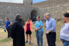 ԱՄՆ դեսպանն ու ԱՄՆ ՄԶԳ/Հայաստանի տնօրեն Ջոն Ալելոն այցելել են Տաթեւի վանական համալիր