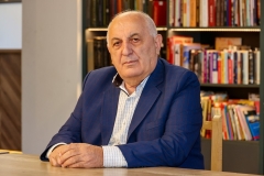 Սյունյաց աշխարհի մերօրյա մատենագիրը (վավերագրական ֆիլմ՝ նվիրված «Սյունյաց երկիր» թերթի խմբագիր Սամվել Ալեքսանյանին՝ ծննդյան70-ամյակի կապակցությամբ)