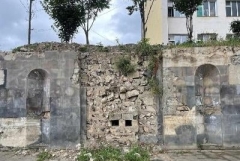 Ադրբեջանը ավերել է Շուշիի Խաչատուր Աբովյանի անվան դպրոցի ետևում կանգնեցված հուշաղբյուրը. Monument Watch