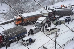 Քաջարանում մերկասառույցի պատճառով իրար են բախվել 10 ավտոմեքենաներ, ապա սահելով իջել