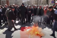 ՏԵՍԱՆՅՈՒԹ․ Դաշնակցականներն այրեցին Թուրքիայի դրոշը ՀՀ ԱԽ շենքի մոտ՝ ի ցույց Արմեն Գրիգորյանի և Նիկոլ Փաշինյանի