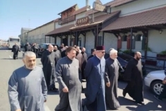 Տեր Հովնան եպիսկոպոս Հակոբյանը և այլ հոգևորականներ գնացել են դատարան՝ ի աջակցություն բարերար Սամվել Կարապետյանի