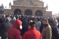 Ուղիղ. Քաղաքացիները հավաքվել են Սուրբ Գայանե եկեղեցու բակում՝ աջակցելու Հայ առաքելական եկեղեցուն