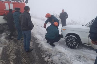 Փրկարարներն ավտոմեքենան դուրս են բերել ճանապարհի երթևեկելի հատված