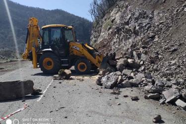 Մ17 Մեղրի - Շվանիձոր-Ծավ-Կապան ճանապարհահատվածում կատարվել են քարամաքրման աշխատանքներ