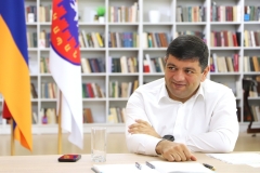 Եվ այդ ամենը՝ երկինքոտ Խուստուփի առջև պատասխանատվության գիտակցումից