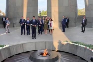 Կանադայի վարչապետը Ծիծեռնակաբերդի հուշահամալիրում հարգանքի տուրք մատուցեց Հայոց ցեղասպանության զոհերի հիշատակին