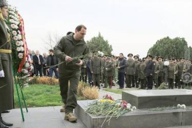 ՀՀ Զինված ուժերի ղեկավար կազմը Մոնթե Մելքոնյանի ծննդյան 61-րդ տարեդարձի կապակցությամբ այցելել է «Եռաբլուր» պանթեոն