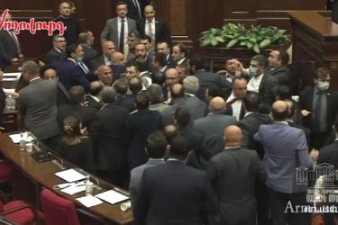 ՏԵՍԱՆՅՈՒԹ. Ծեծկռտուք Ազգային ժողովում. պատգամավորները վիճեցին