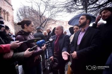 Oպերայի և բալետի ազգային ակադեմիական թատրոնի աշխատակիցները բողոքի ակցիա են անցկացնում. գործիչներից մի քանիսը հանդիպում են վարչապետի հետ