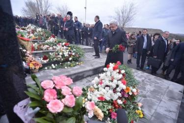 Սերժ Սարգսյանը «Եռաբլուր» զինվորական պանթեոնում հարգանքի տուրք մատուցեց ապրիլյան պատերազմի զոհերի հիշատակին