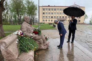 Սերժ Սարգսյանը ծաղիկներ է դրել Հայրենական պատերազմում և Շուշիի ազատագրման ժամանակ զոհվածների հուշարձանին