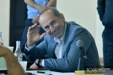 Մեկնարկեց Ռոբերտ Քոչարյանի գործով դատական նիստը. դատարանի բակում կրկին ակցիաներ են