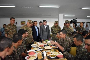 Պաշտպանության բանակը բարելավում է սննդի որակն ու տեսականին. գործընթացին հետևել է Արցախի պետնախարարը