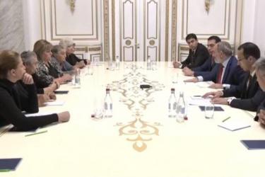 «Ինչո՞ւ նախկինում չեք եկել, կառավարության դիմաց նստել». Բանավեճ Նիկոլ Փաշինյանի և Մարգարիտա Խաչատրյանի միջև