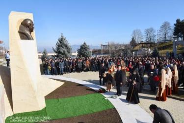 Արցախի նախագահը Ստեփանակերտում մասնակցել է բարերար Լևոն Հայրապետյանի կիսանդրու բացման արարողությանը