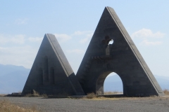 Ի՞նչ ճակատագիր կունենա Սյունիքի եւ Արցախի սահմանագլխին կանգնեցված «Մեծ եւ Փոքր Սյունիքներ» հուշակոթողը