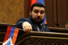 ՎԱՀԱԳՆ ԱԼԵՔՍԱՆՅԱՆՆ ԱՐՑԱԽԻ ԴՐՈՇԸ ՀԵՌԱՑՐԵՑ ԱԺ ԱՄԲԻՈՆԻՑ