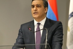 7-8 տարեկան աղջիկները խաղում են բակում, ճանապարհի մյուս կողմում Ադրբեջանի զինվորականներն են․ Թաթոյան