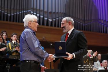 Վարչապետը շնորհավորել է կոմպոզիտոր Ռոբերտ Ամիրխանյանին 80-ամյա հոբելյանի առթիվ և պետական պարգև հանձնել