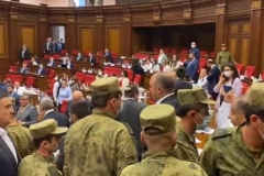 ԱԺ նիստերի դահլիճում քաշքշուկ է տեղի ունեցել պատգամավորների և անվտանգության աշխատակիցների միջև