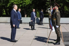 Սերգեյ Լավրովը ծաղկեպսակ է դրել Հաղթանակի զբոսայգում անհայտ զինվորի գերեզմանի անմար կրակի մոտ