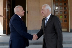 Նախագահ Վահագն Խաչատուրյանը Ռուսաստանի օրվա առթիվ այցելել է Հայաստանում ՌԴ դեսպանատուն