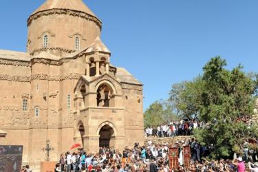 Աղթամարի Սուրբ Խաչ եկեղեցում երեք տարվա ընդմիջումից հետո այսօր պատարագ է մատուցվել