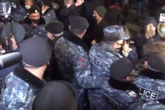 ՈՒՂԻՂ. Ոստիկանները, բռնի ուժ կիրառելով, բերման են ենթարկում Փաշինյանի հրաժարականը պահանջողներին