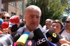 ԱԺ ընտրություններ. Սամվել Կարապետյանը քվեարկում է